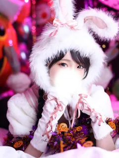新人・ひなのの紹介写真